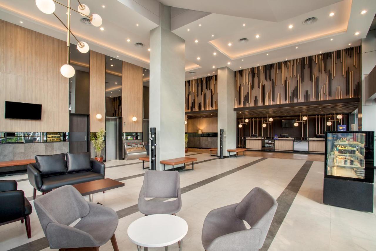 Ibis Pontianak City Center Екстериор снимка