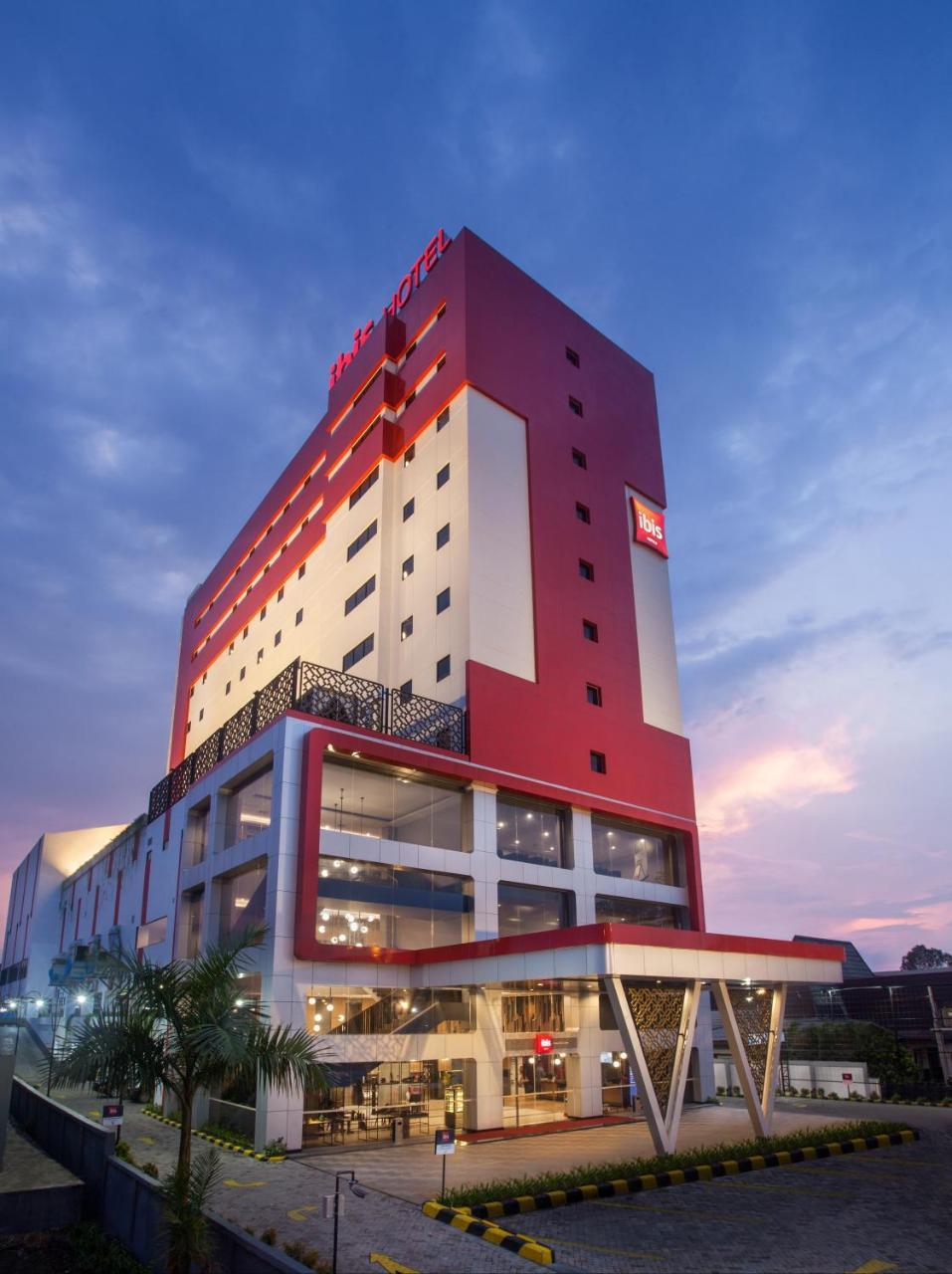 Ibis Pontianak City Center Екстериор снимка