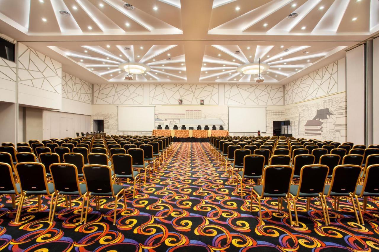 Ibis Pontianak City Center Екстериор снимка