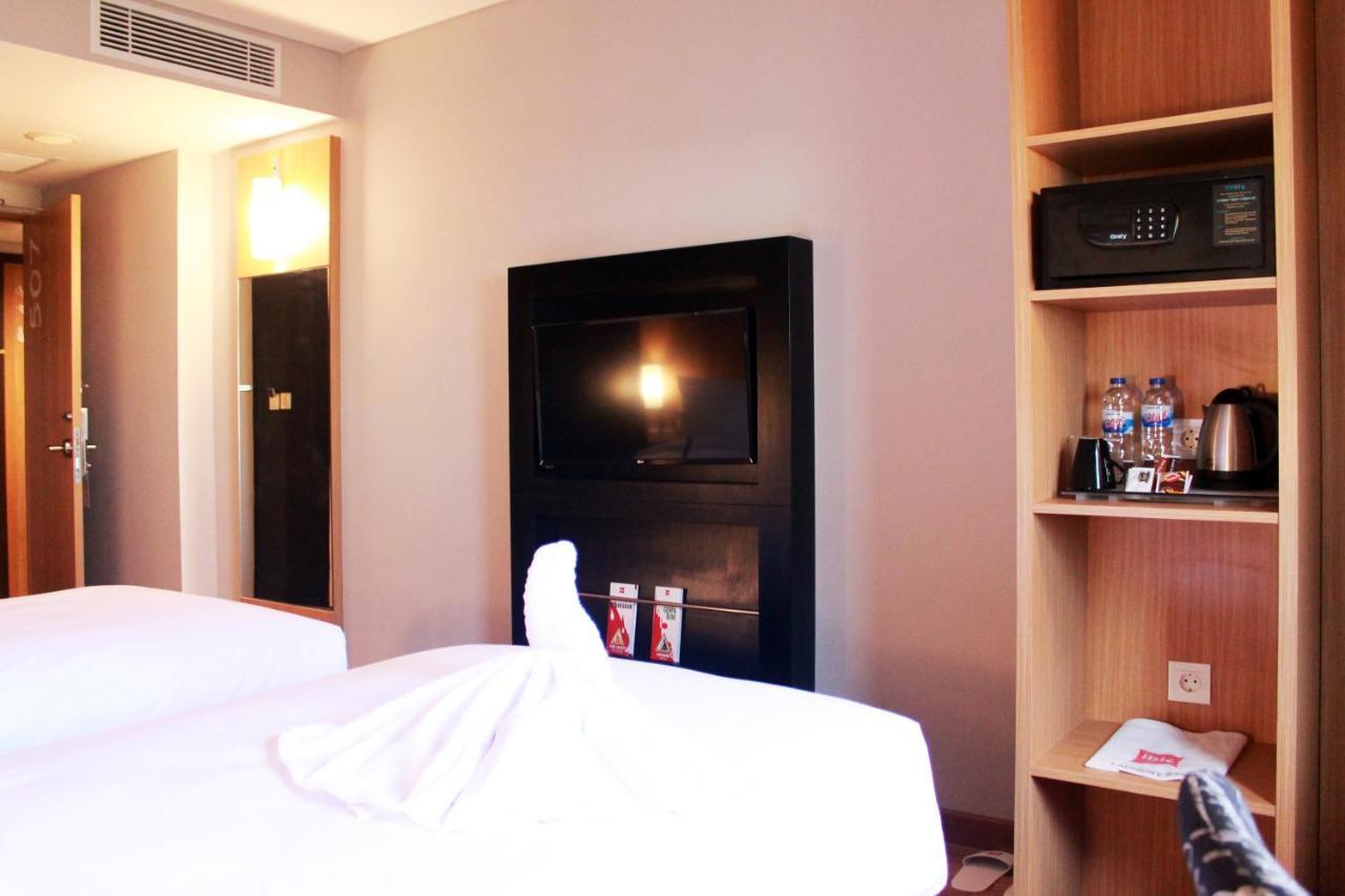 Ibis Pontianak City Center Екстериор снимка