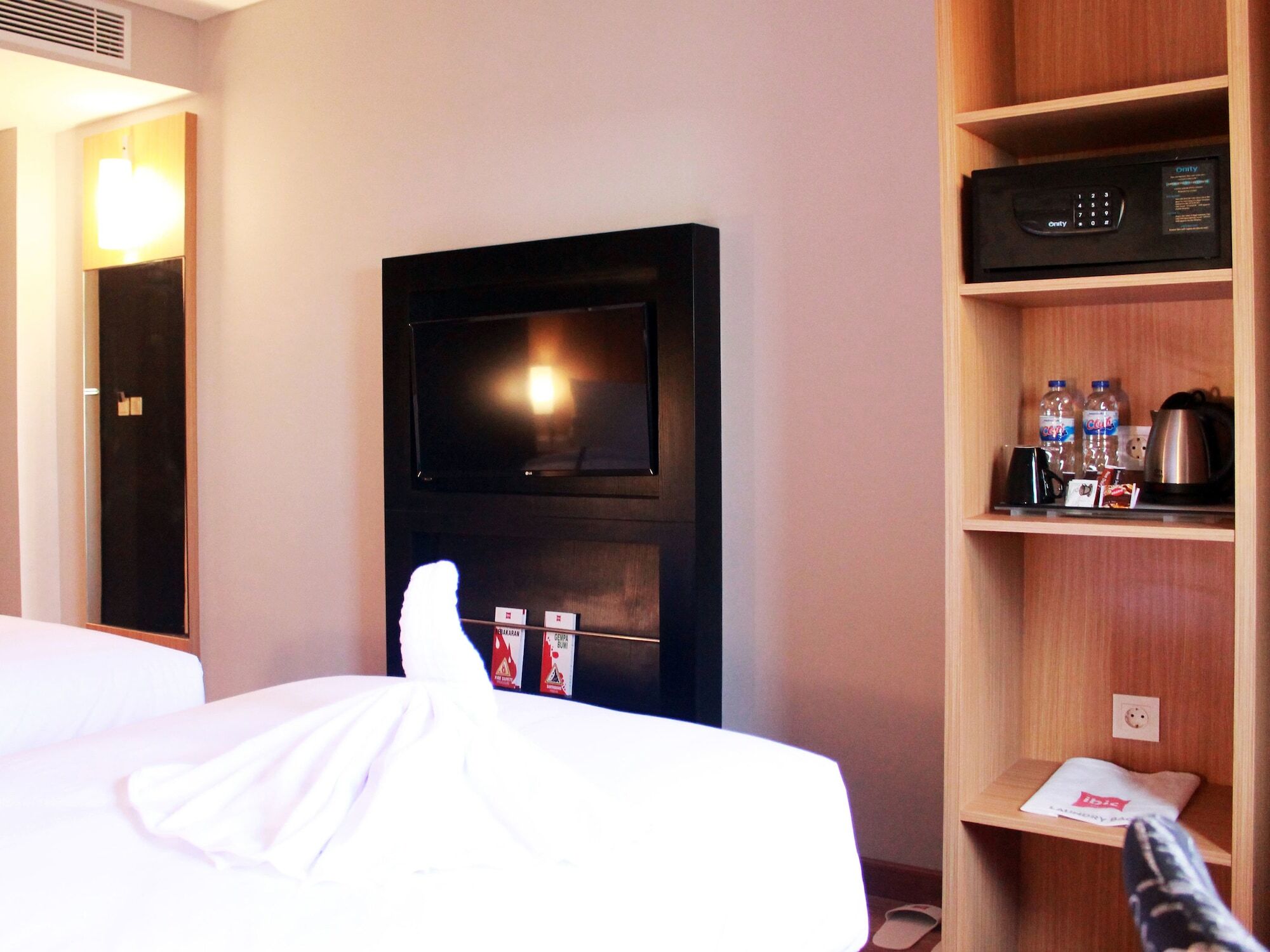 Ibis Pontianak City Center Екстериор снимка