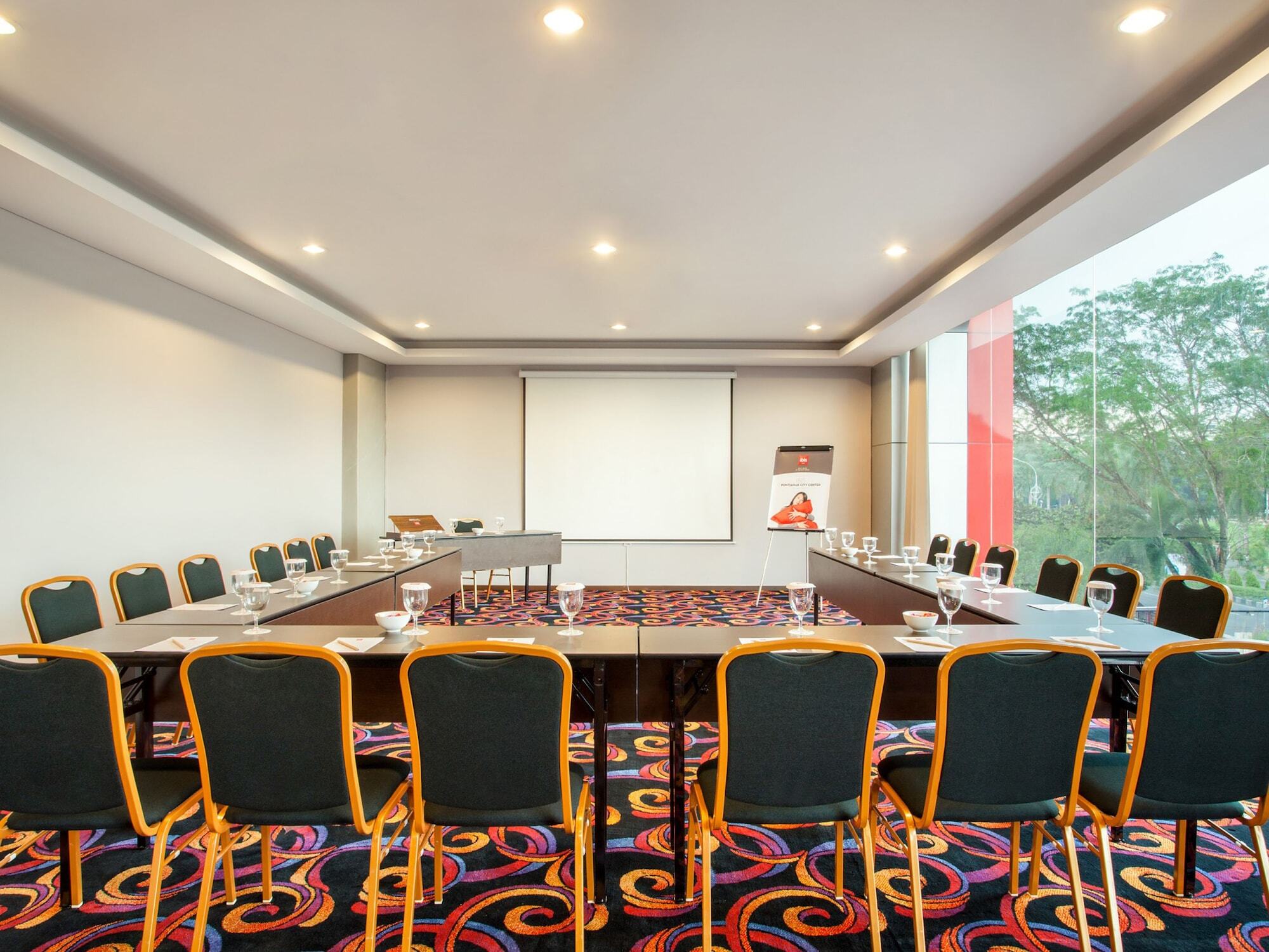 Ibis Pontianak City Center Екстериор снимка